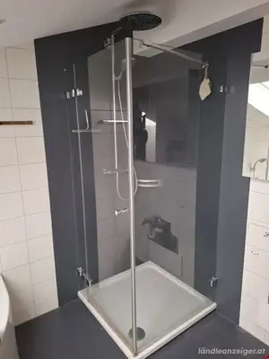 Dusche mit Wanne und Armatur 