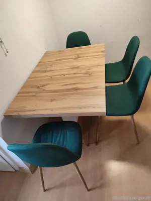 Tisch mit Stühlen 