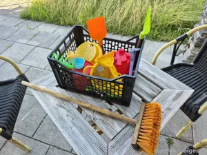 Sandspielsachen und Kinderbesen zu verschenken