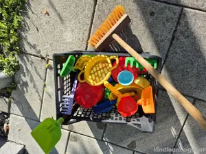 Sandspielsachen und Kinderbesen zu verschenken Bild 2