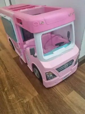 Pinker Barbie Bus