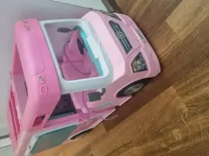 Pinker Barbie Bus