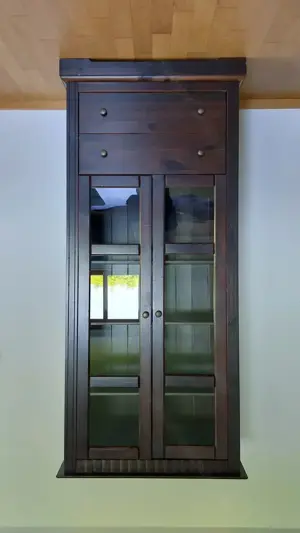 Holzschrank mit Glastüren