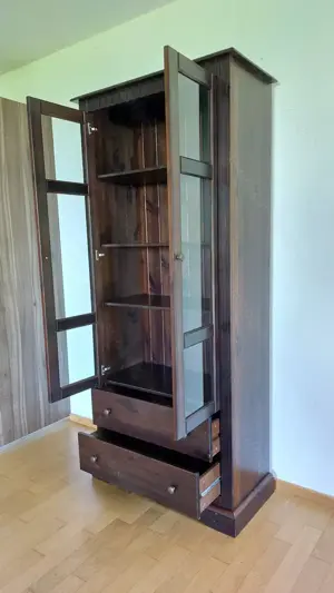 Holzschrank mit Glastüren Bild 2