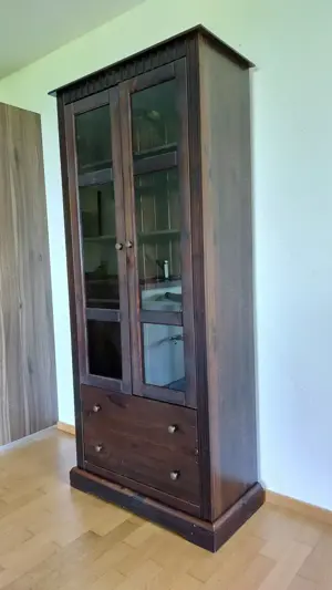 Holzschrank mit Glastüren Bild 3