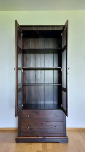 Holzschrank mit Glastüren Bild 5