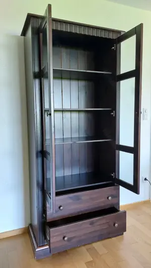 Holzschrank mit Glastüren Bild 4
