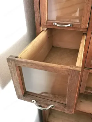 Schöner alter Apothekerschrank aus Vollholz | Vintage Bild 3