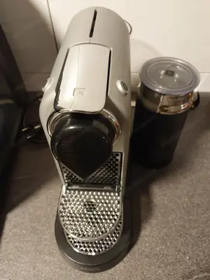 Nespresso Kaffeemaschine mit Milchschäumer Bild 2