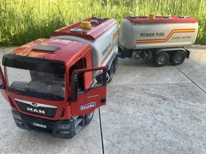 Bruder - Tankwagen mit Tankanhänger