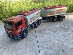 Bruder - Tankwagen mit Tankanhänger Bild 9