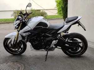 Suzuki GSR 750 Bild 2