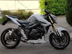 Suzuki GSR 750