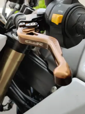 Suzuki GSR 750 Bild 8