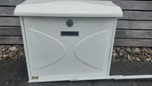 Burg und Wächter Briefkasten
