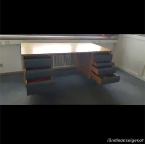 Schöner Büroschreibtisch aus Holz, furniert (Rüster) Bild 2