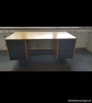 Schöner Büroschreibtisch aus Holz, furniert (Rüster)