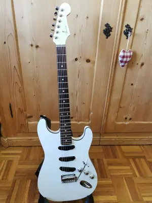Fender Stratocast Aerodyne, weiss