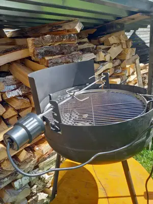 Grill mit Henneledrehspieß