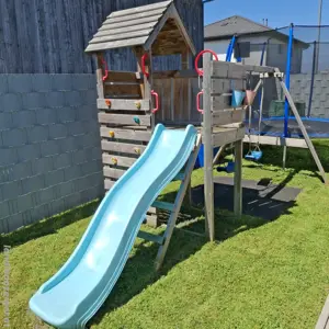 Spielturm, Rutsche, Schaukel, Kletterwand