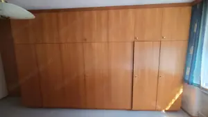 Großer Schlafzimmerschrank aus Holz mit edlem Rüster Furnier