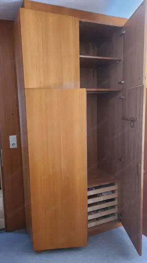 Großer Schlafzimmerschrank aus Holz mit edlem Rüster Furnier Bild 3