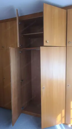 Großer Schlafzimmerschrank aus Holz mit edlem Rüster Furnier Bild 2