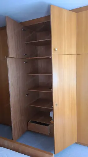 Großer Schlafzimmerschrank aus Holz mit edlem Rüster Furnier Bild 4