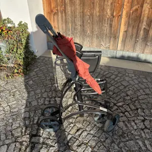 Rollator mit Schirm