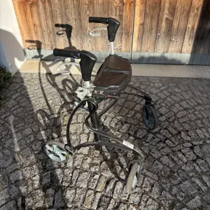 Rollator mit Schirm Bild 4