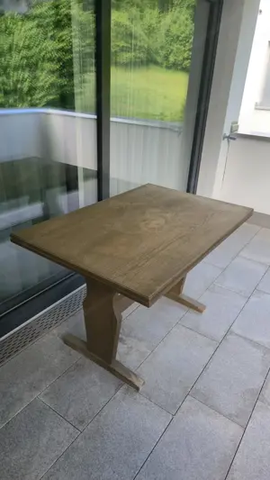 Robuster Holztisch Bild 2