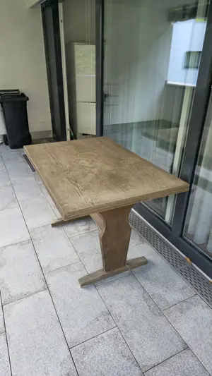 Robuster Holztisch Bild 3