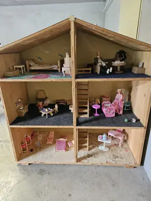 Puppenhaus aus Holz samt Zubehör 