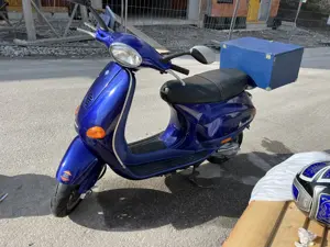 Vespa 50er blau mit Kiste abschließbar  Bild 3