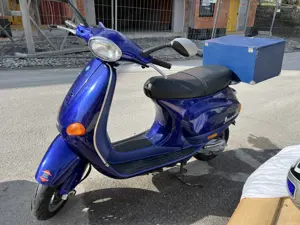 Vespa 50er blau mit Kiste abschließbar 