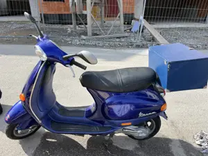 Vespa 50er blau mit Kiste abschließbar  Bild 4