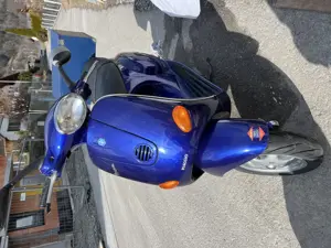 Vespa 50er blau mit Kiste abschließbar  Bild 2