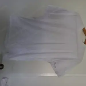 T Shirt weiß mit Kragen und Ausschnit  Bild 2