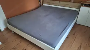 Günstig, aber gut! Doppel Bett, mit Lattenrost, 180x 200 Meter, mit Matratze