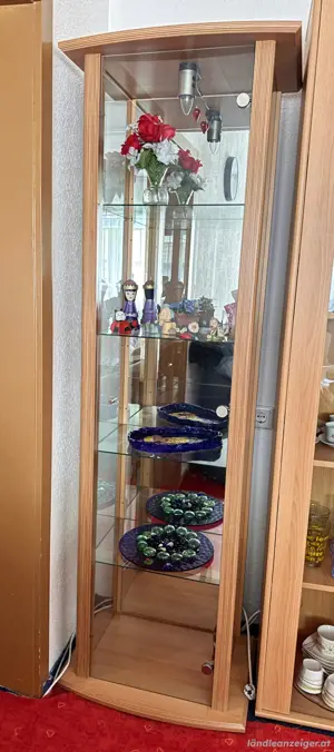 Vitrinschrank mit Spiegel und Beleutung