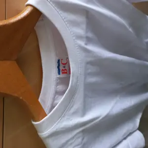 T Shirt weiß mit Kragen und Ausschnit  Bild 4