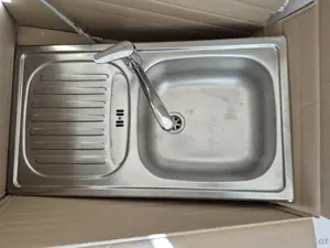 Waschbecken mit Wasserhahn aus Chromstahl