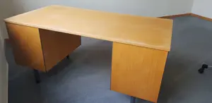 Schöner Büroschreibtisch aus Holz, furniert, 4 Schubladen, 1 Auszug  Bild 2