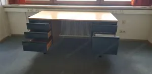 Schöner Büroschreibtisch aus Holz, furniert, 4 Schubladen, 1 Auszug mit Registerfächern