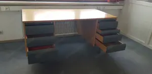 Schöner Büroschreibtisch aus Holz, furniert (Rüster) - RESERVIERT Bild 2
