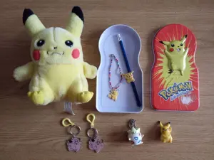 Pokemon Topps Karten, Sammelsticker, Pikachu-Plüschtier ...