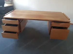 Großer Schreibtisch mit Sekretär, Chefbüro, Designermöbel