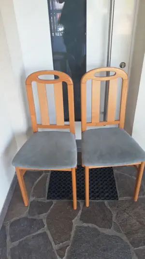 Zwei Holzstühle 