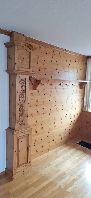 Stube aus Lindenholz mit handgeschnitzten Intarsien Bild 3