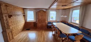 Stube aus Lindenholz mit handgeschnitzten Intarsien Bild 2